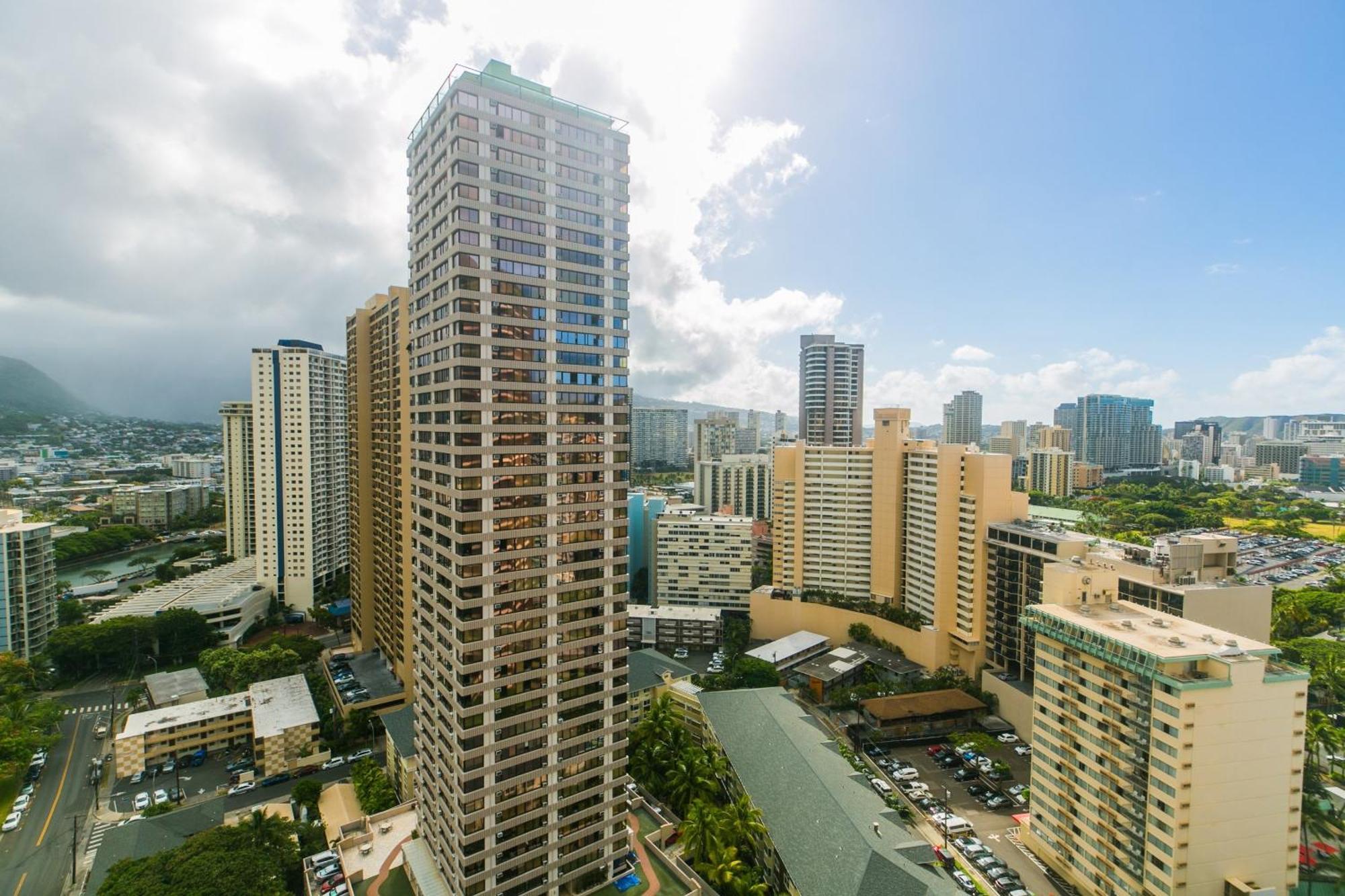 Spacious With Private Balcony At Discovery Bay - Free Wifi, Near Beaches! Apartment