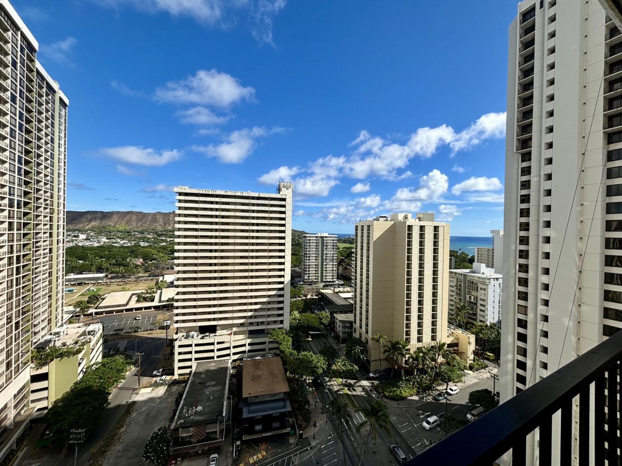 Waikiki Banyan 2111a * Honolulu