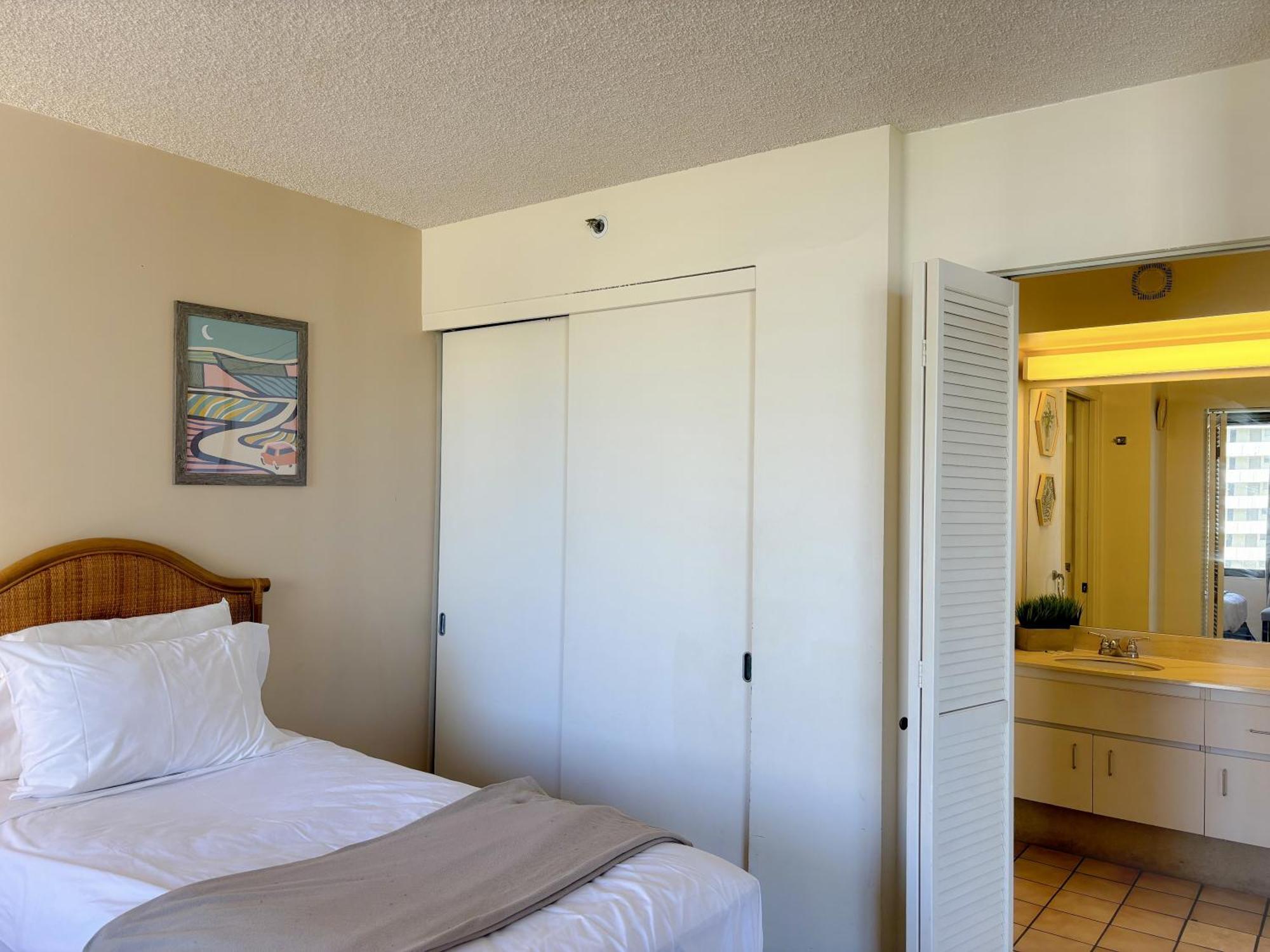Waikiki Banyan 2111a *