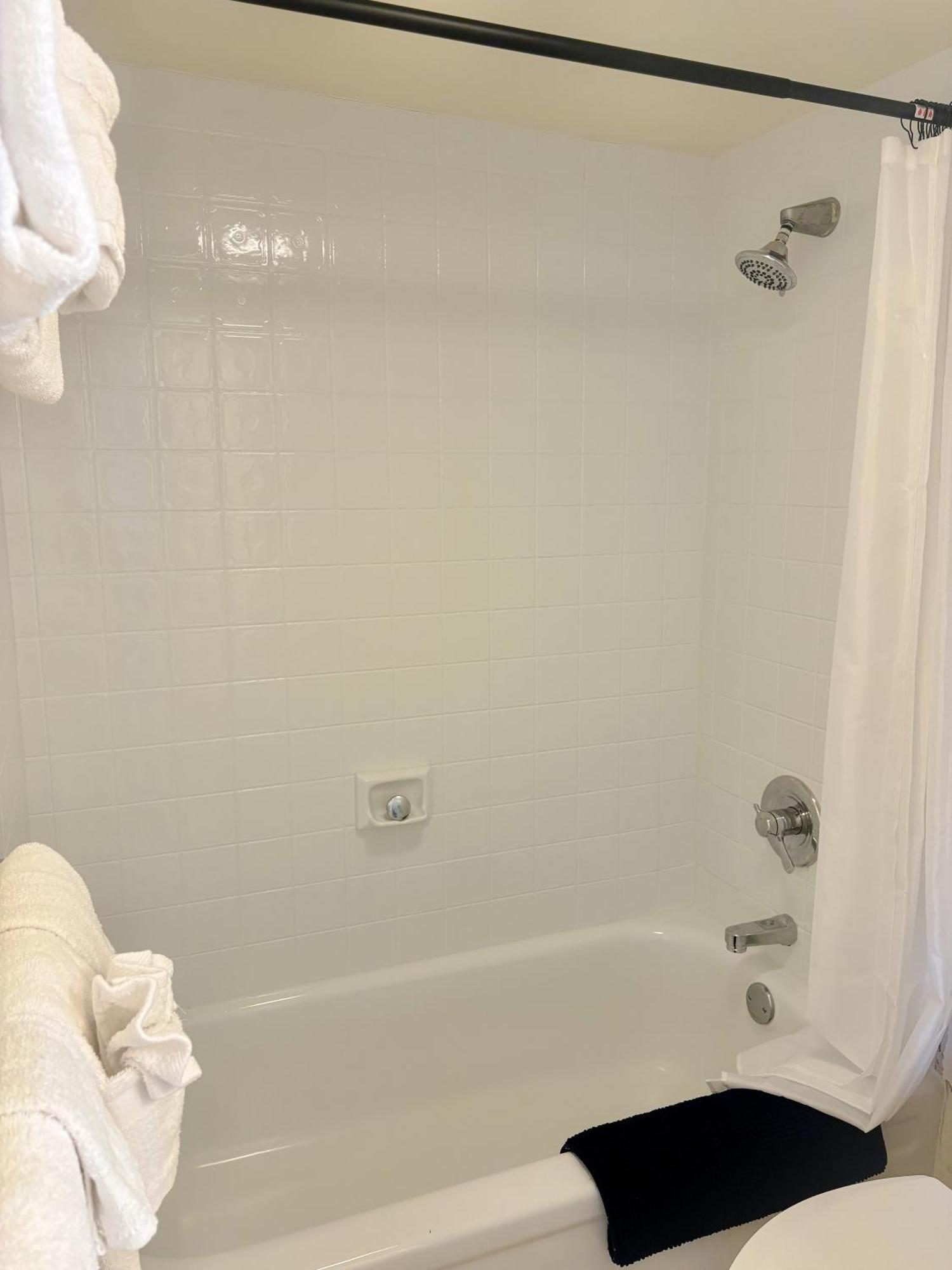 Waikiki Banyan 2111a