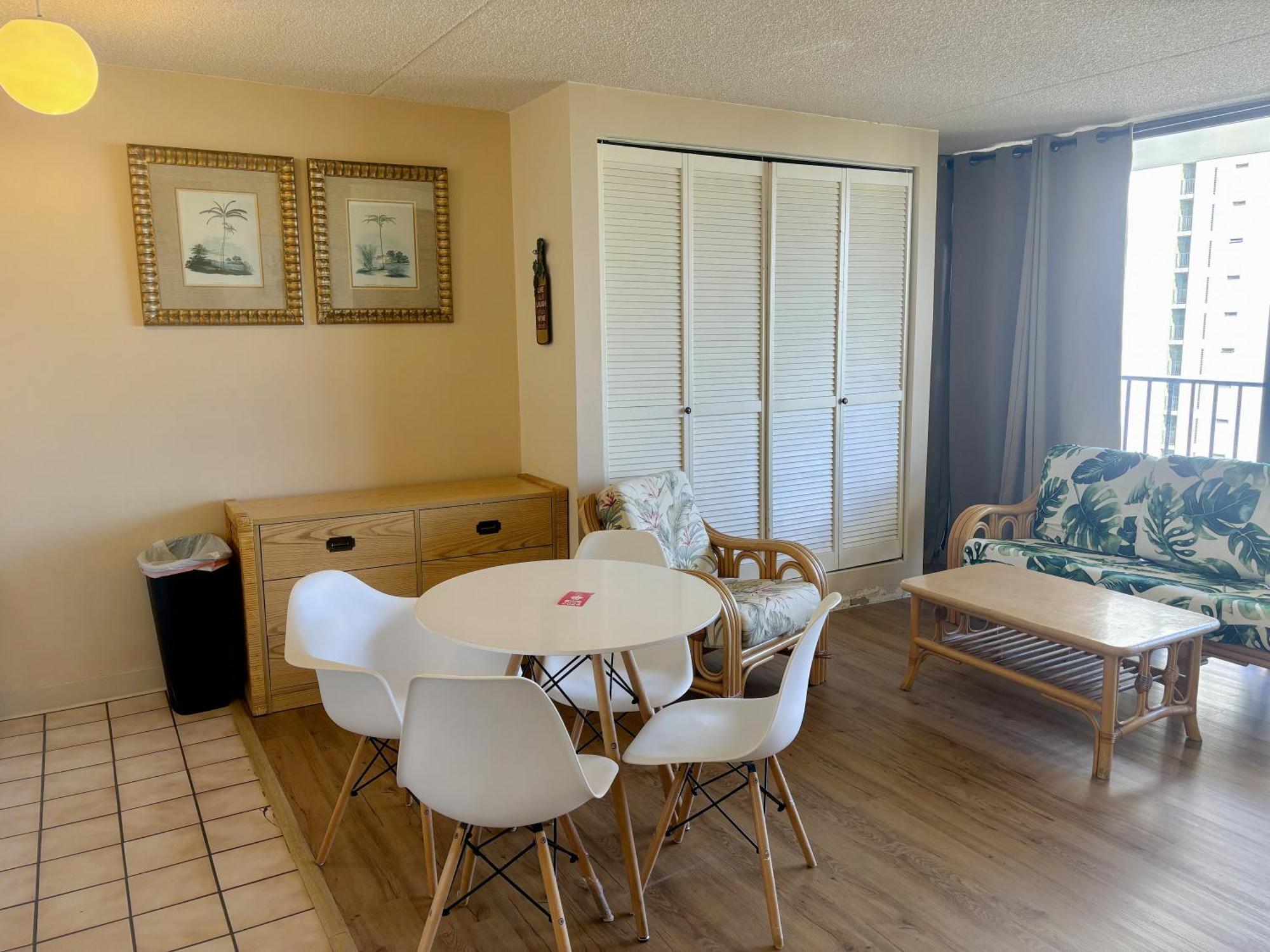 Apartment Waikiki Banyan 2111a *