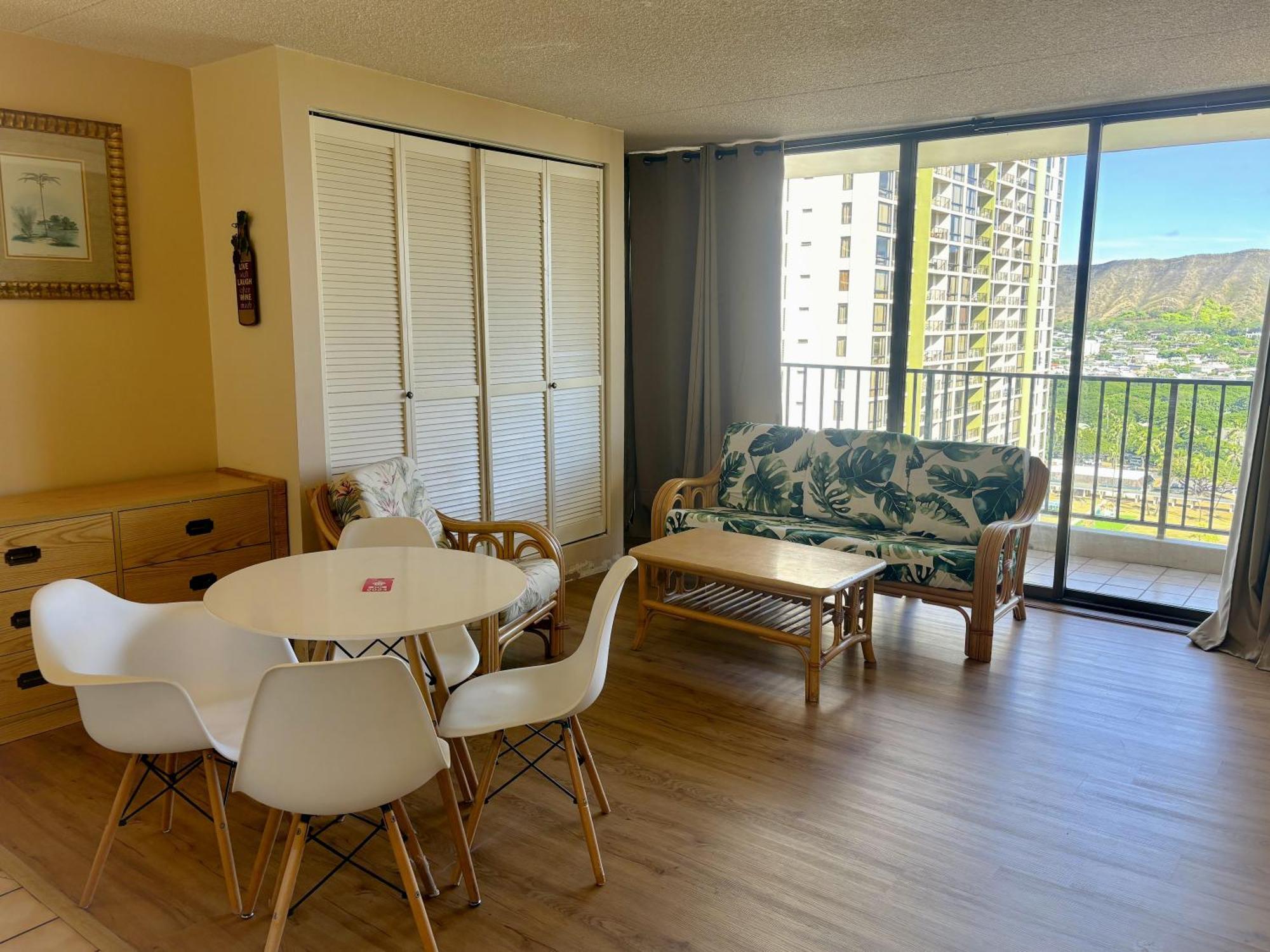 Waikiki Banyan 2111a *