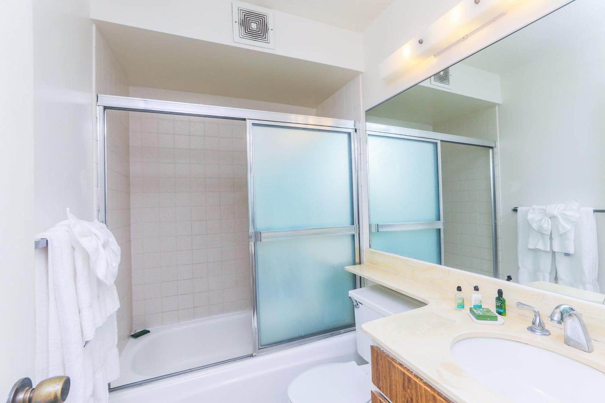 Apartment Spacious With Private Balcony At Discovery Bay - Free Wifi, Near Beaches!