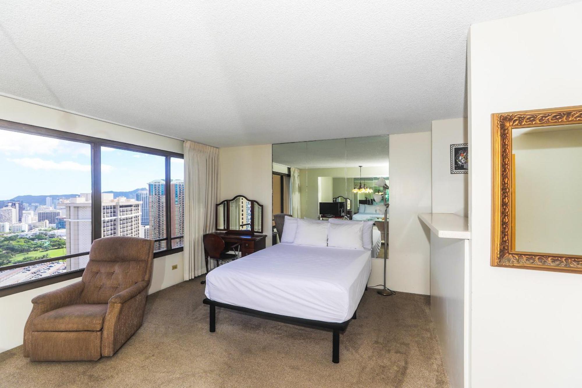Spacious With Private Balcony At Discovery Bay - Free Wifi, Near Beaches! Honolulu