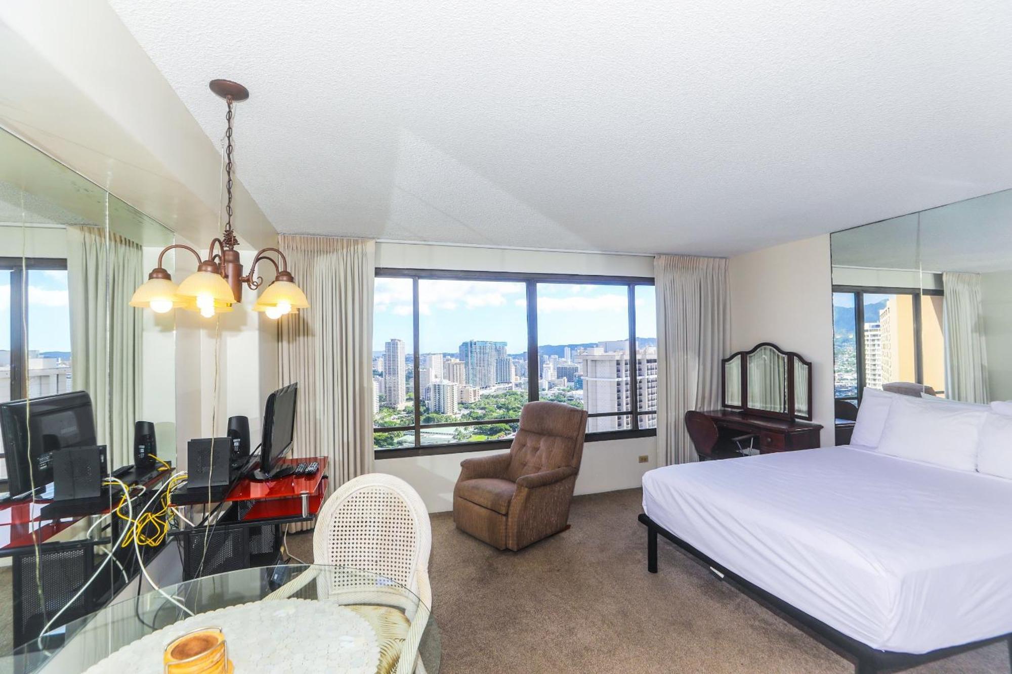 Spacious With Private Balcony At Discovery Bay - Free Wifi, Near Beaches! Apartment