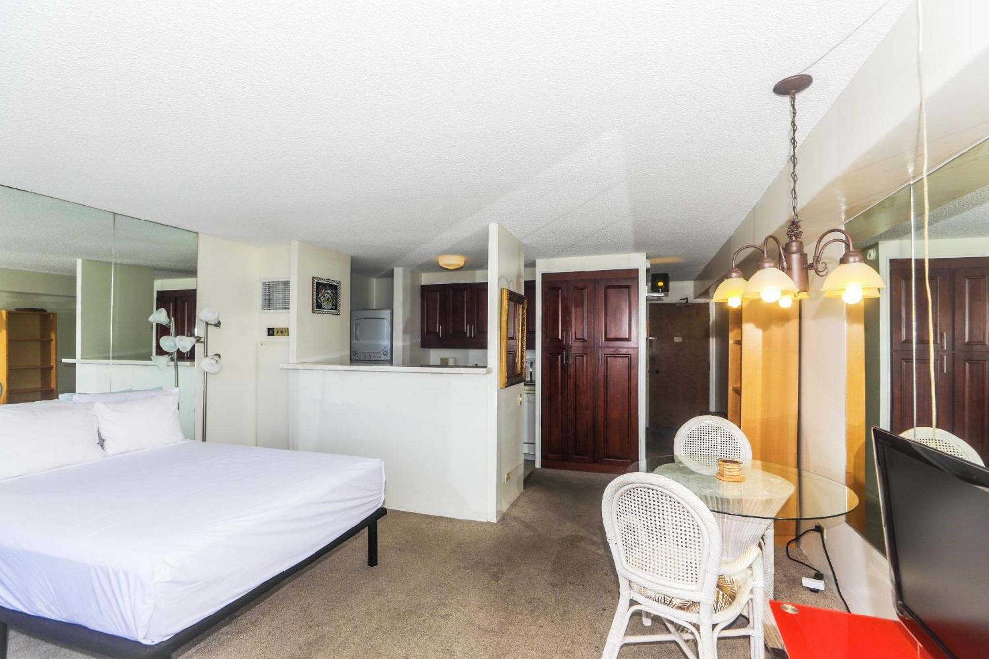 Apartment Spacious With Private Balcony At Discovery Bay - Free Wifi, Near Beaches! *