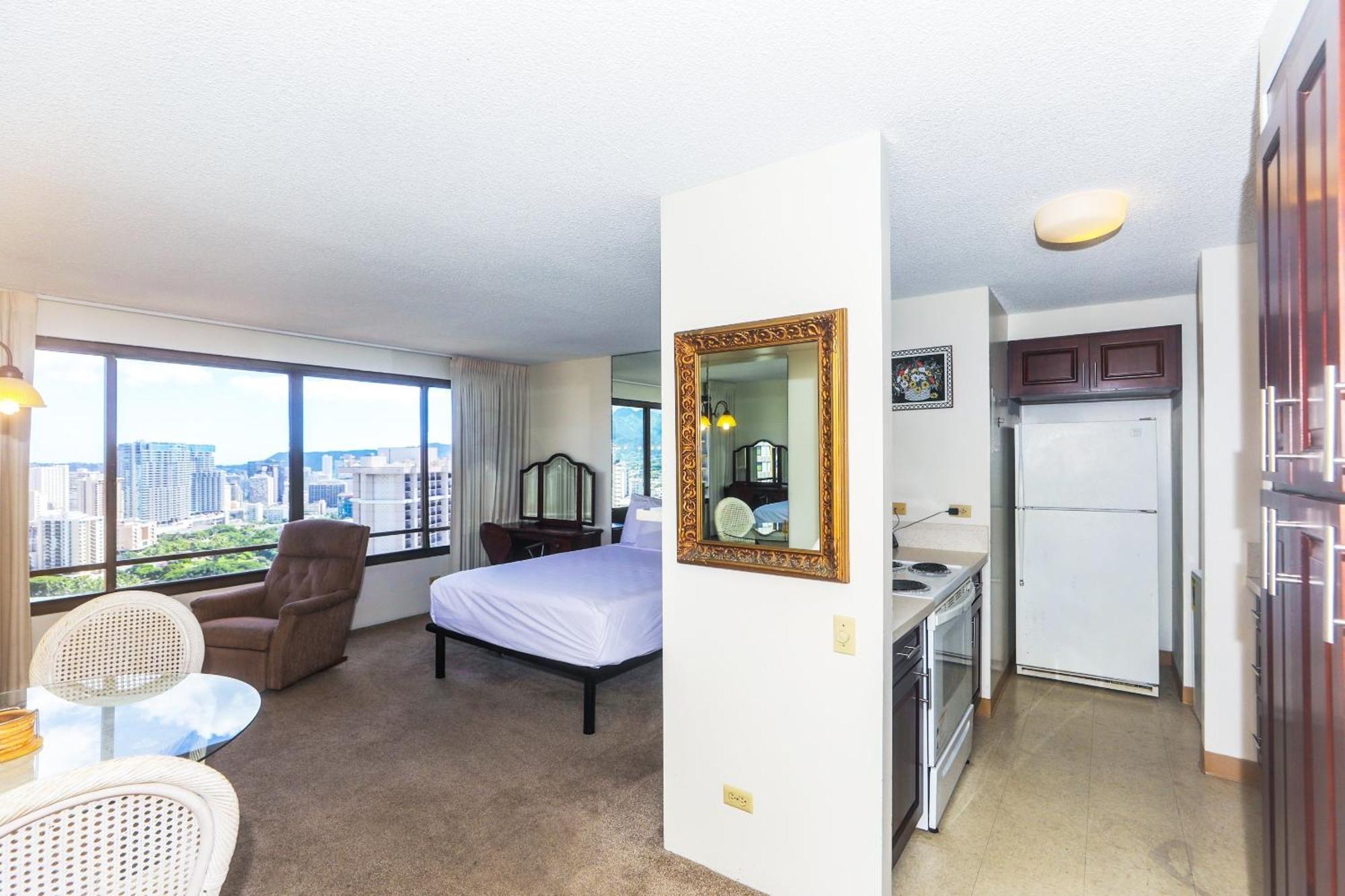 Spacious With Private Balcony At Discovery Bay - Free Wifi, Near Beaches! Honolulu