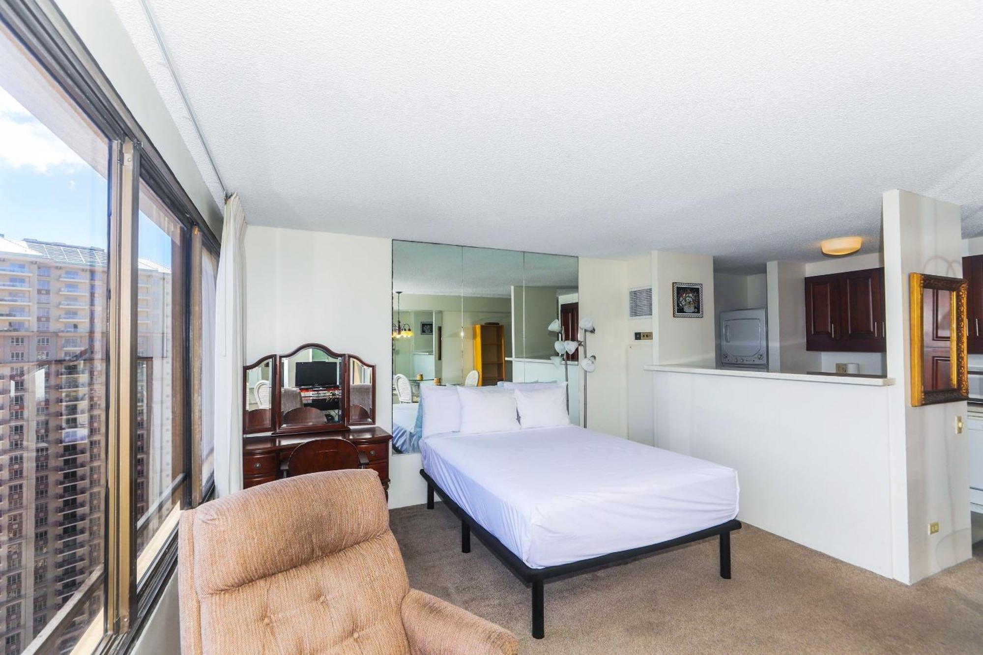 Spacious With Private Balcony At Discovery Bay - Free Wifi, Near Beaches!