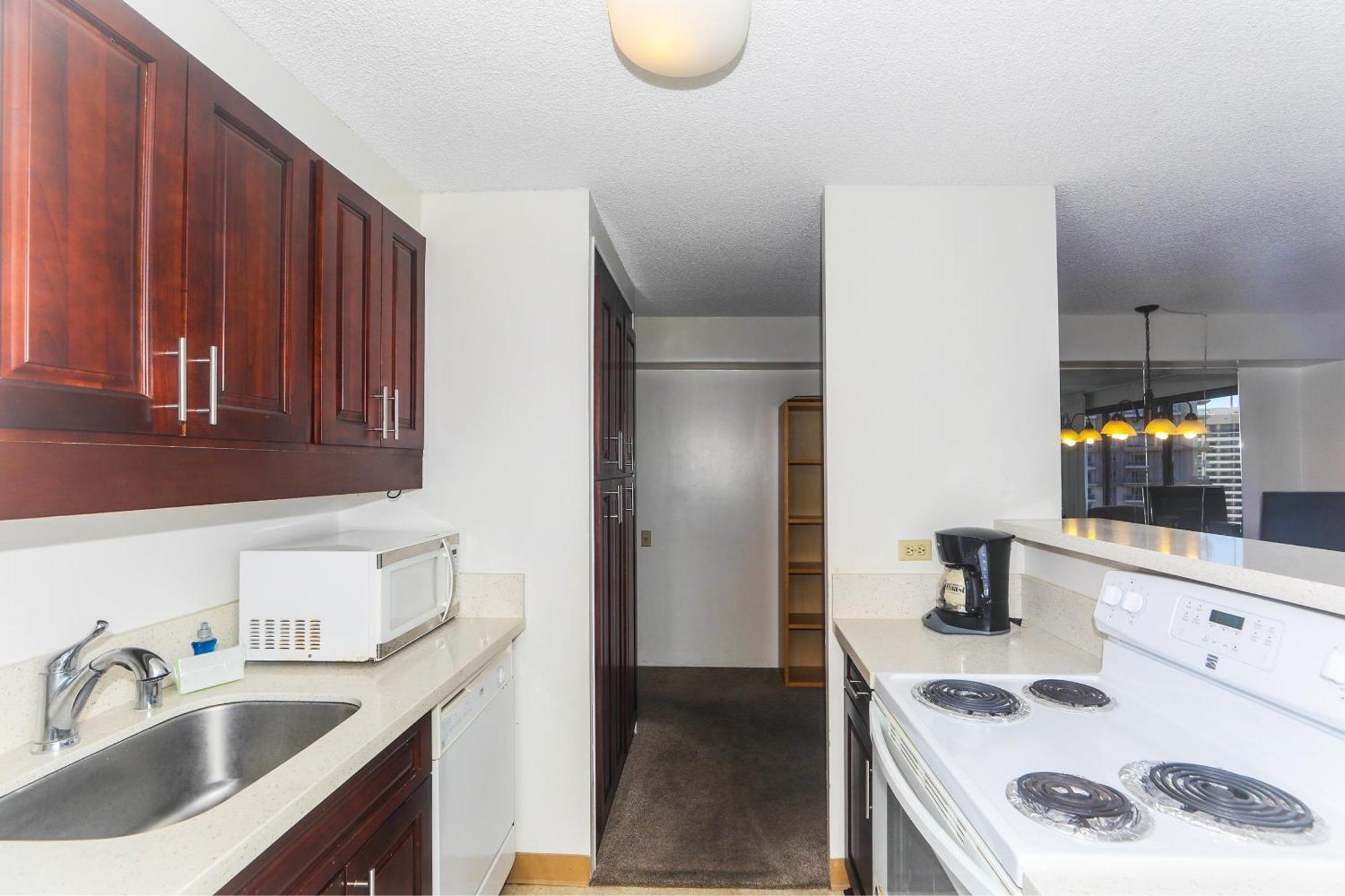 Spacious With Private Balcony At Discovery Bay - Free Wifi, Near Beaches! Apartment