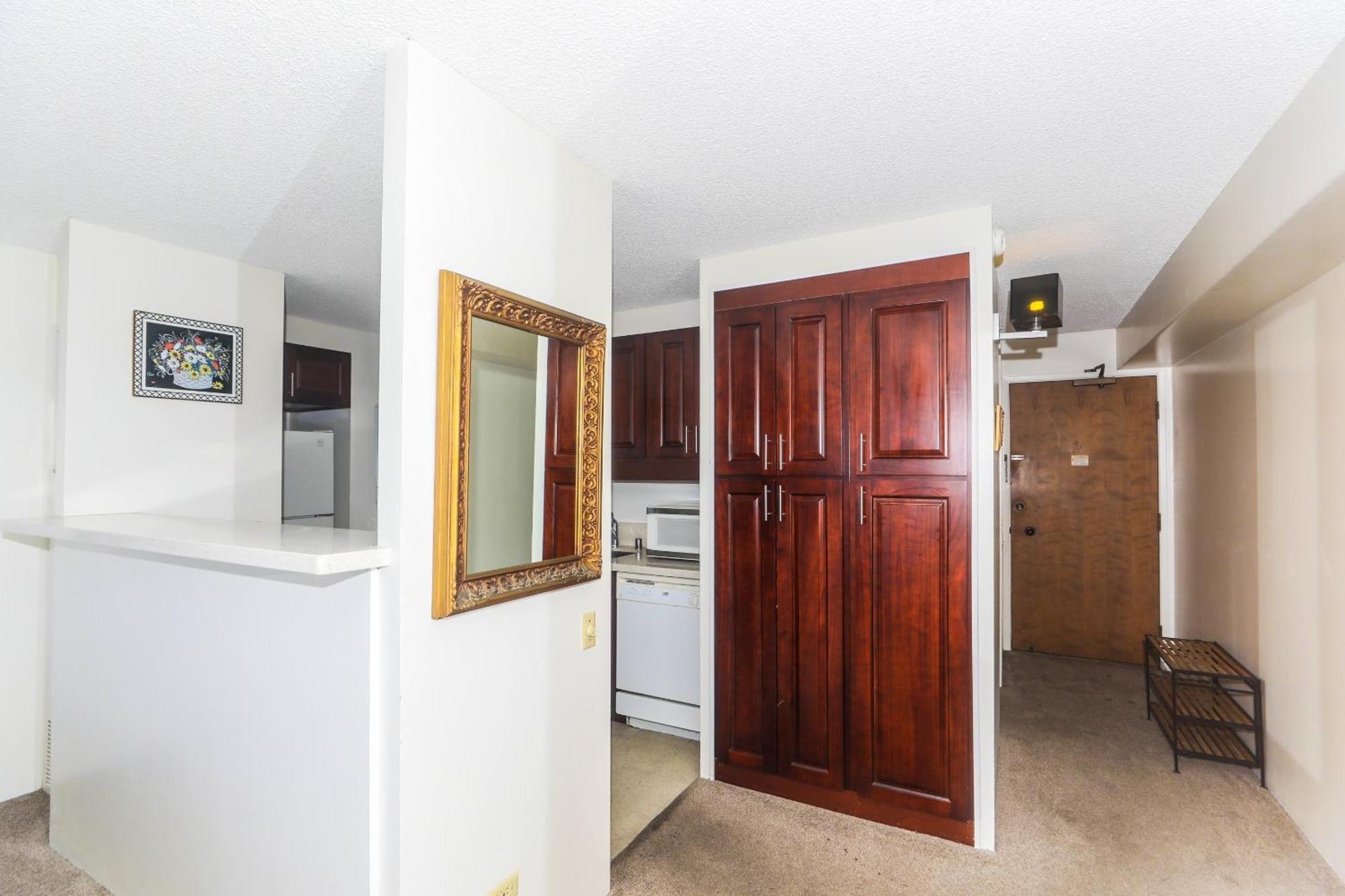 Spacious With Private Balcony At Discovery Bay - Free Wifi, Near Beaches! Apartment
