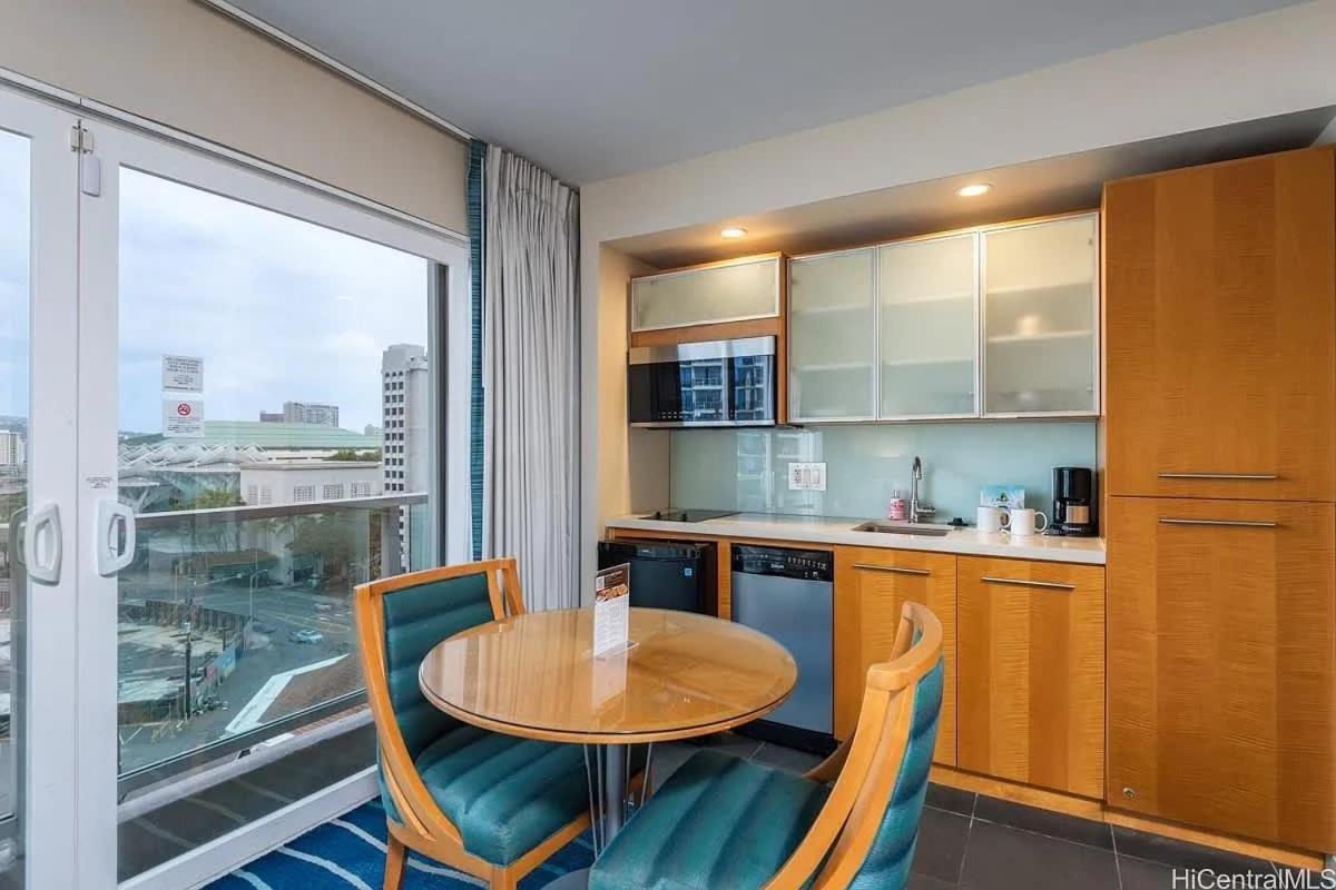 Stunning Ala Moana 1br W Balcony & Mountain Views 0626
