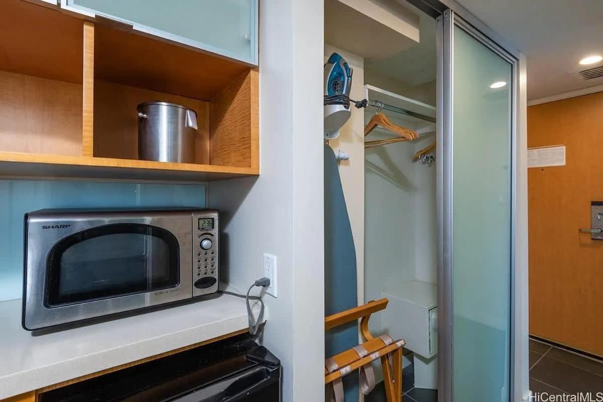 Stunning Ala Moana 1br W Balcony & Mountain Views 0626 Holiday home
