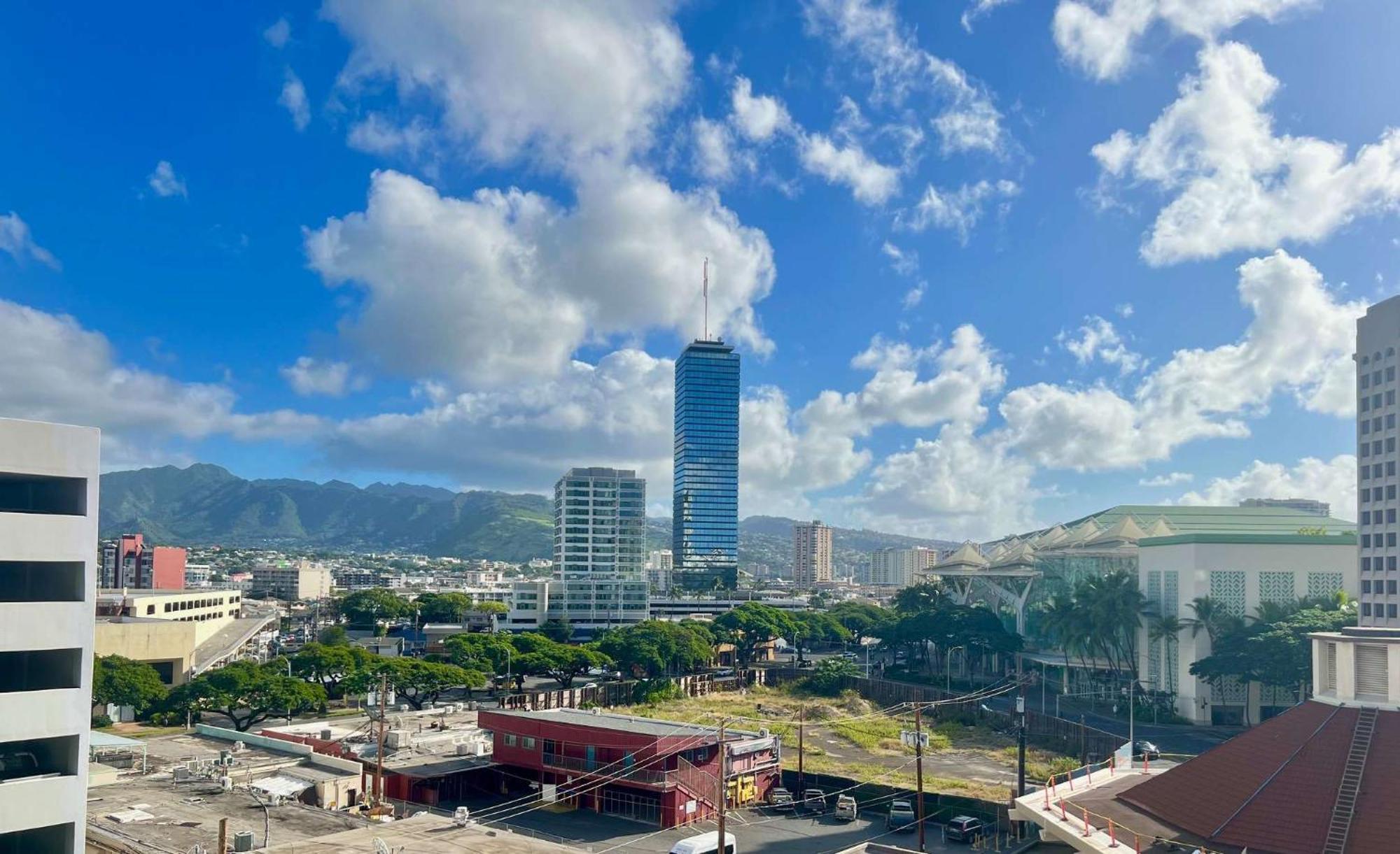 Stunning Ala Moana 1br W Balcony & Mountain Views 0626 Holiday home