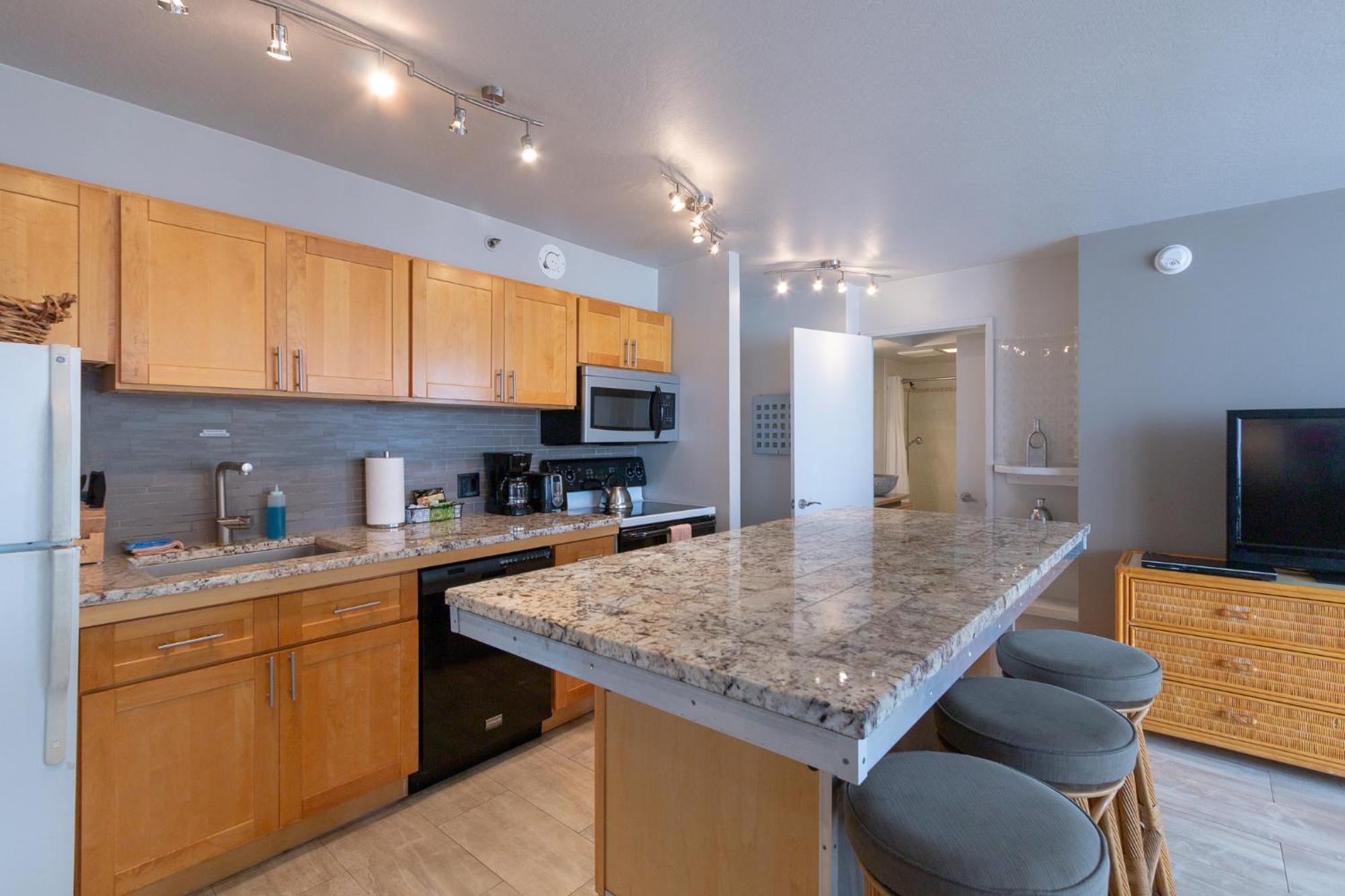 Block To Beach! Waikiki Banyan 21St Floor Deluxe Ocean View