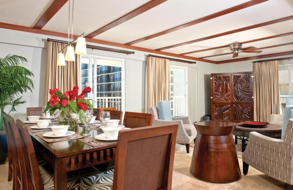 Hotel Club Wyndham At Waikiki Walk 3*