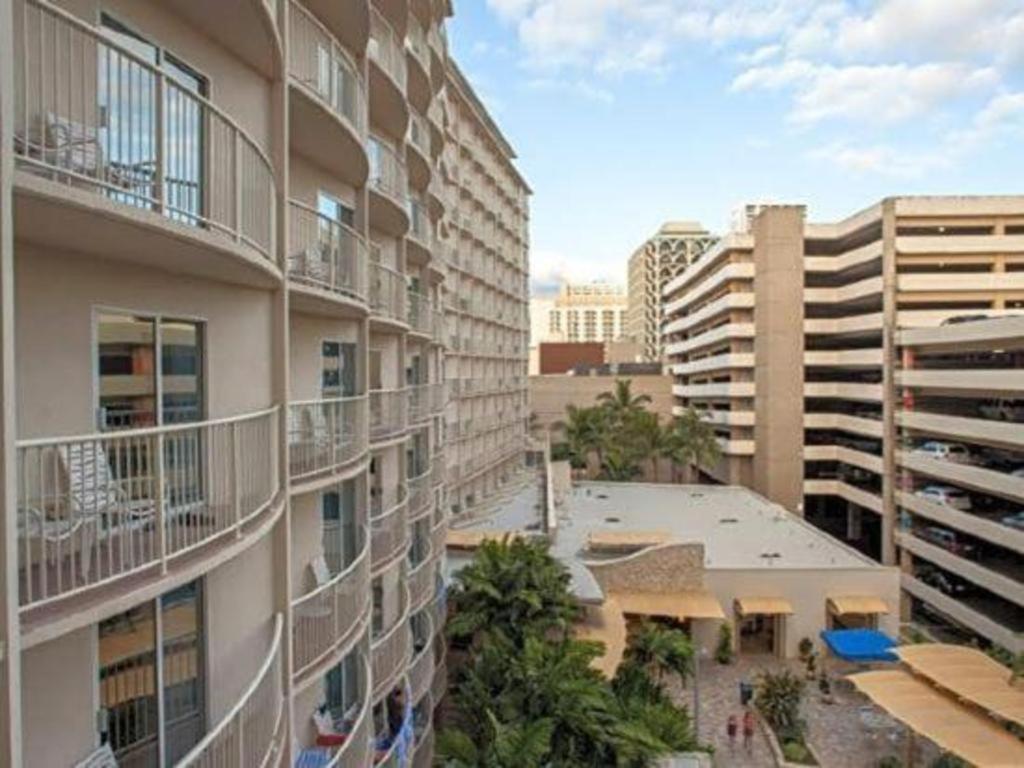 Club Wyndham At Waikiki Walk Hotel 3*