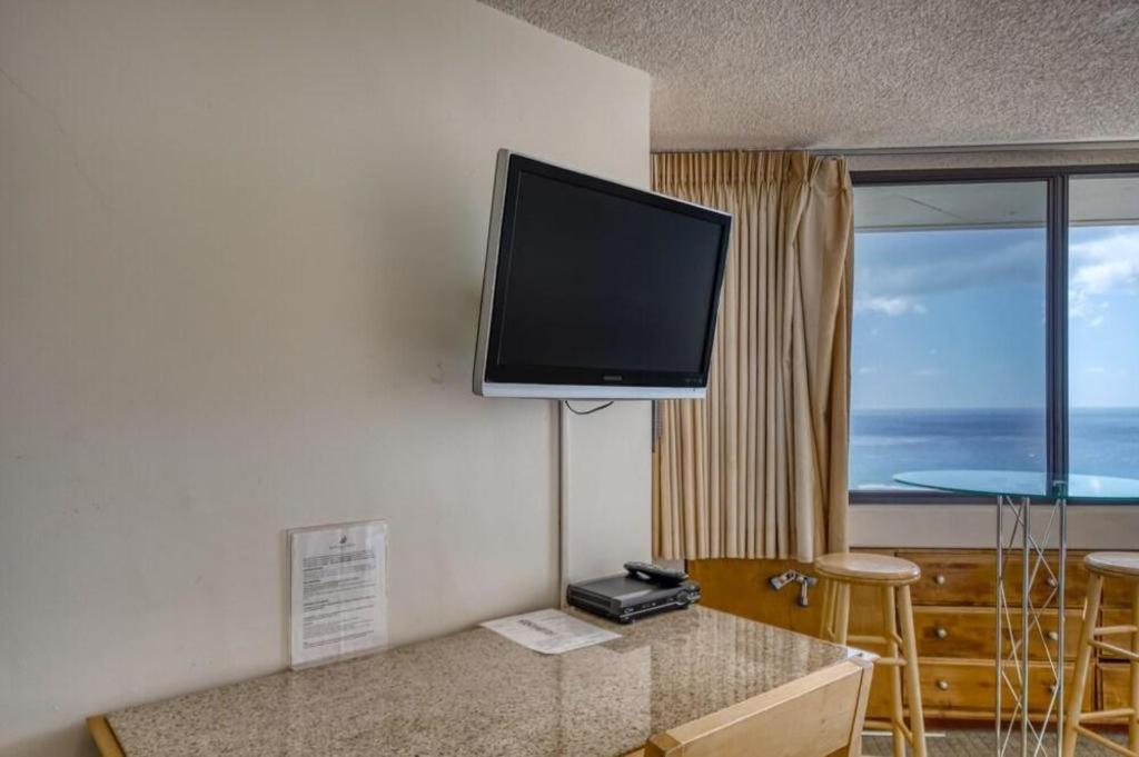 Marina Tower Waikiki 2*