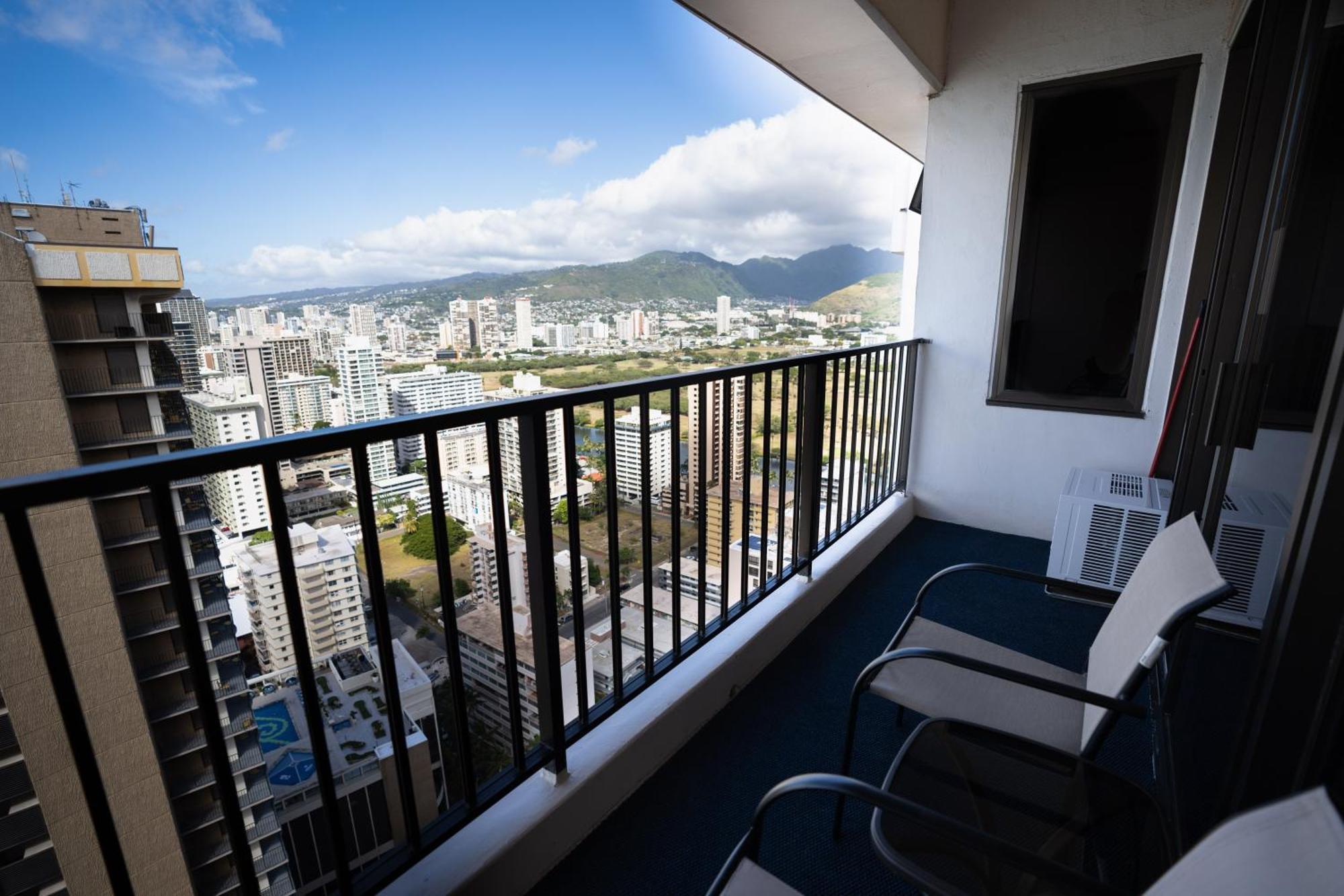 Just Remodeled Ocean View Waikiki Banyan Penthouse! Free Parking!
