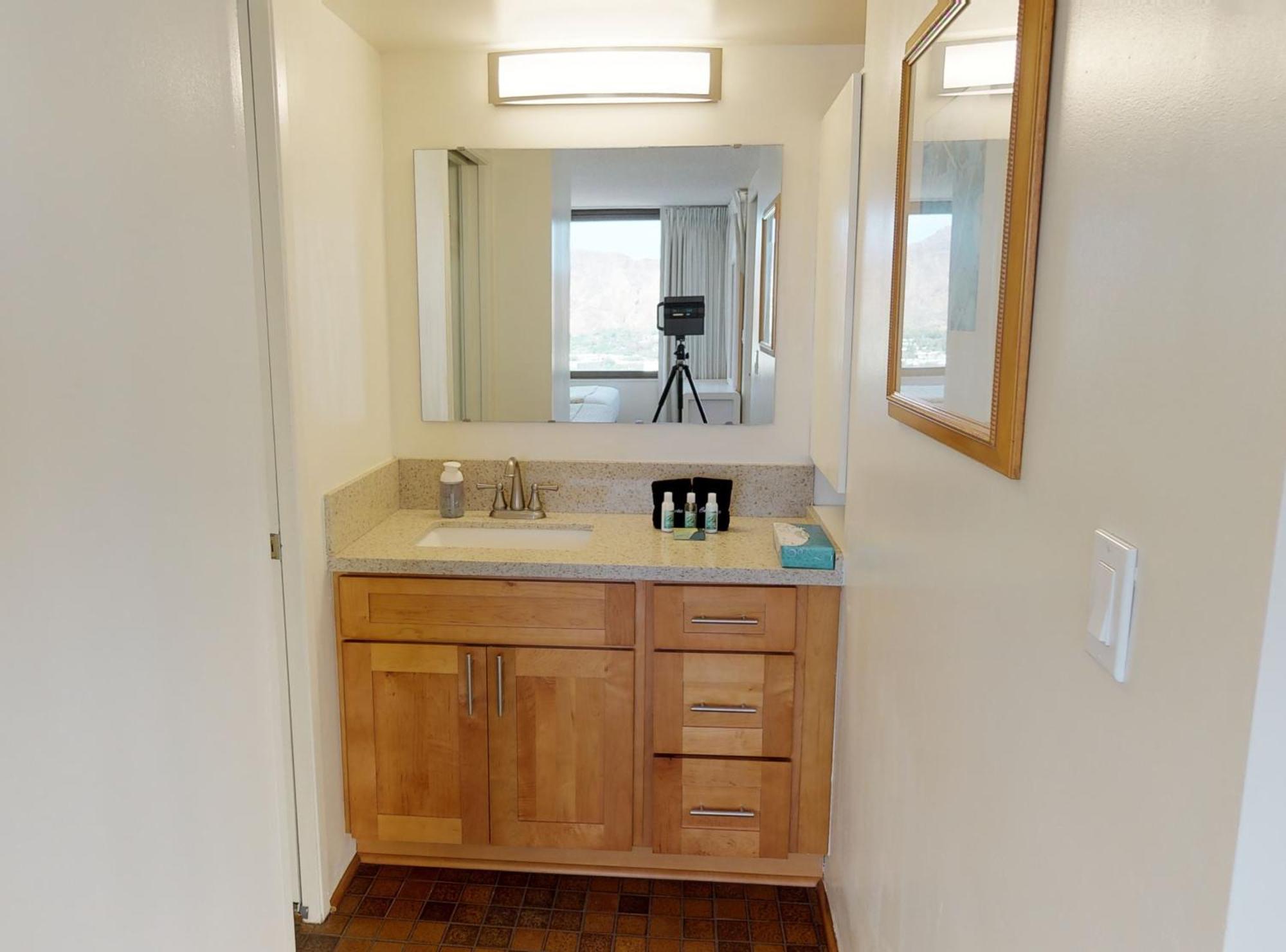 Elevated With Diamond Head & Ocean Views, Steps From Waikiki Apartment *