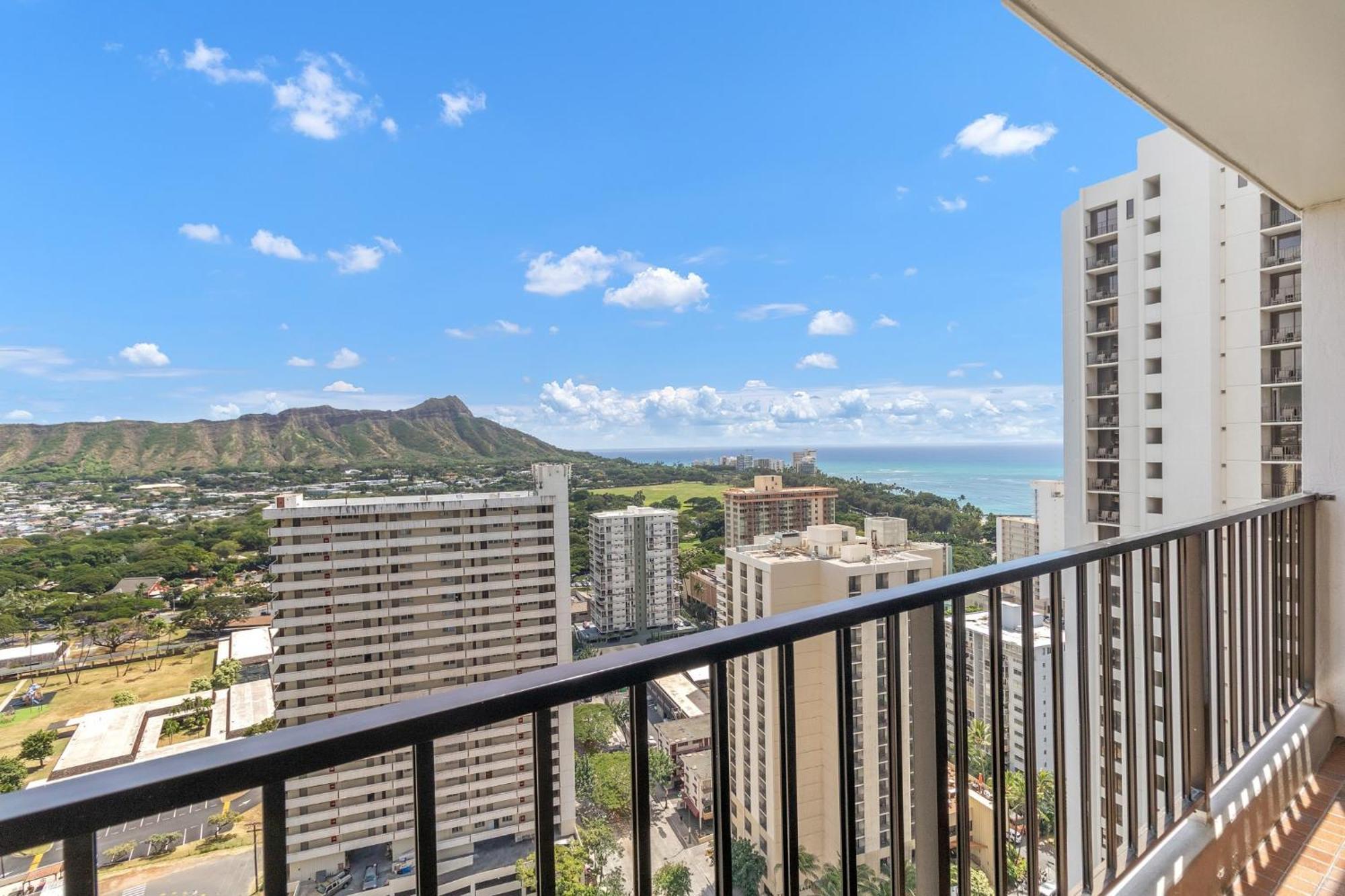 Elevated With Diamond Head & Ocean Views, Steps From Waikiki Apartment