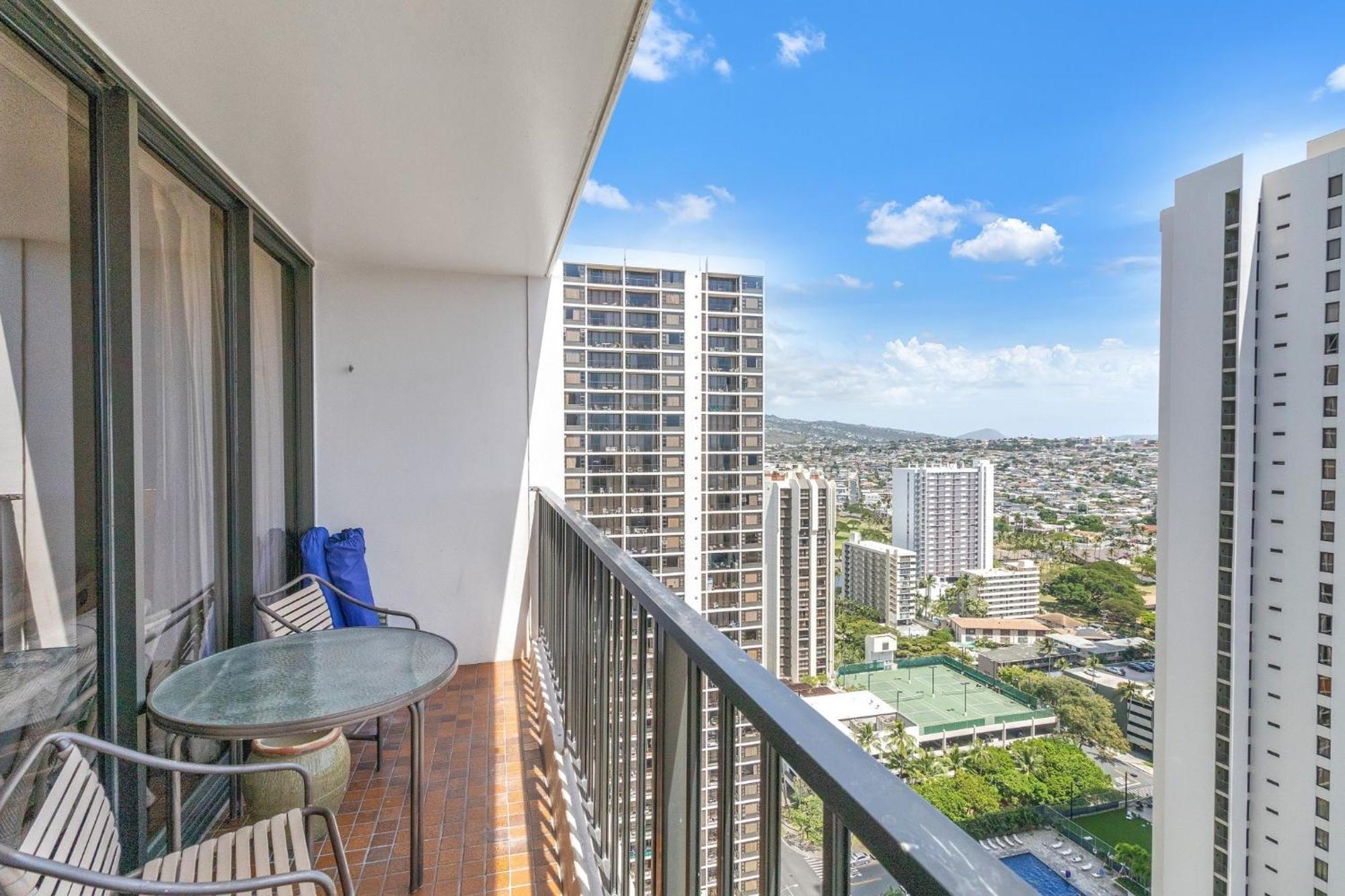 Elevated With Diamond Head & Ocean Views, Steps From Waikiki Apartment *