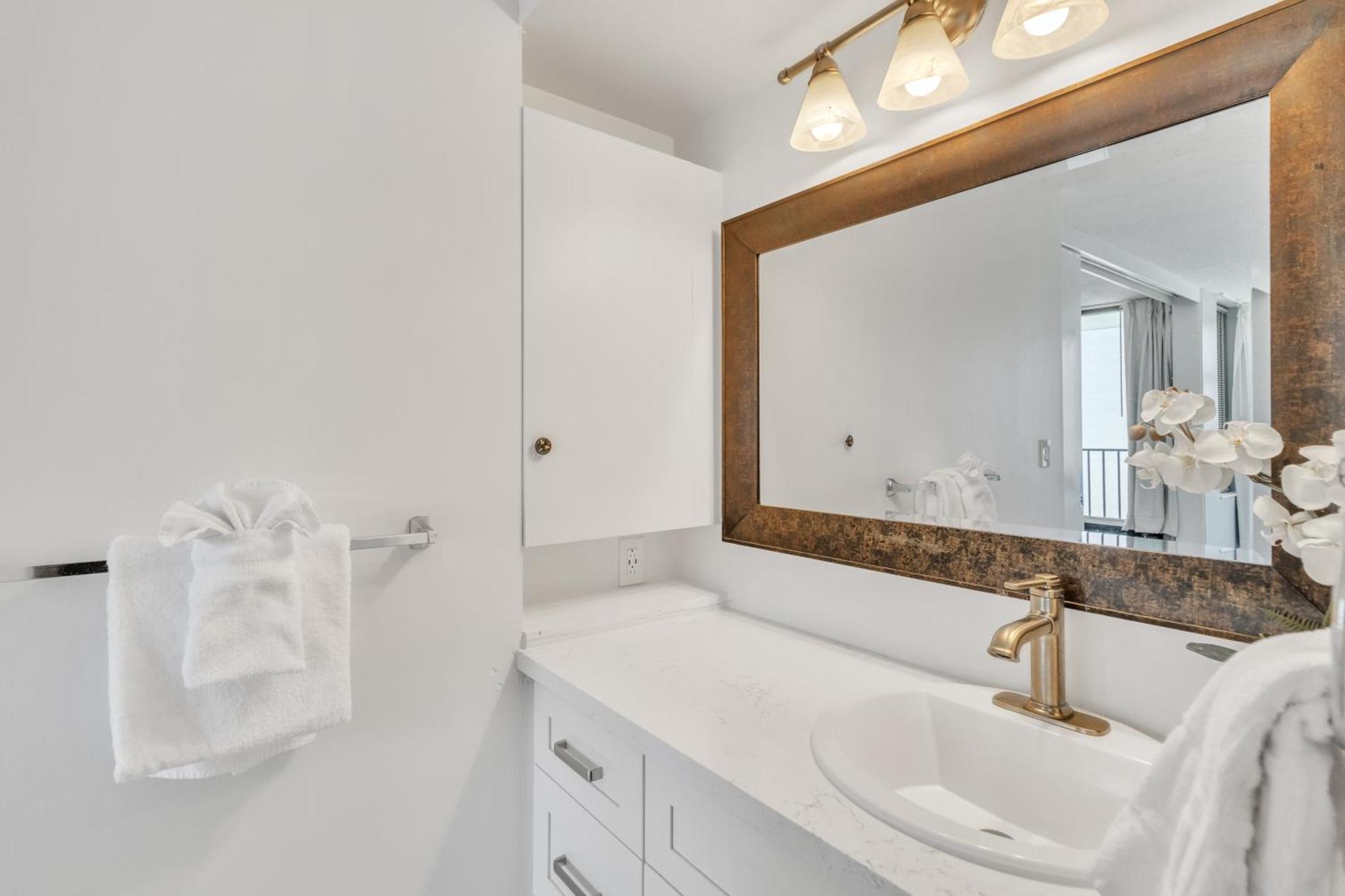 Apartment Spacious Waikiki 1 Block From With Full Kitchen And Free Parking *
