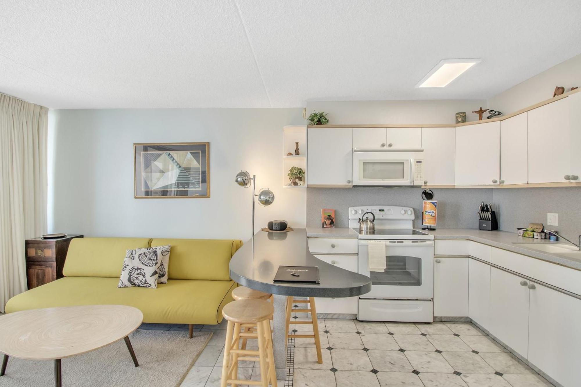 Steps To The Beach! Gorgeous Ocean-view With Complimentary Parking *