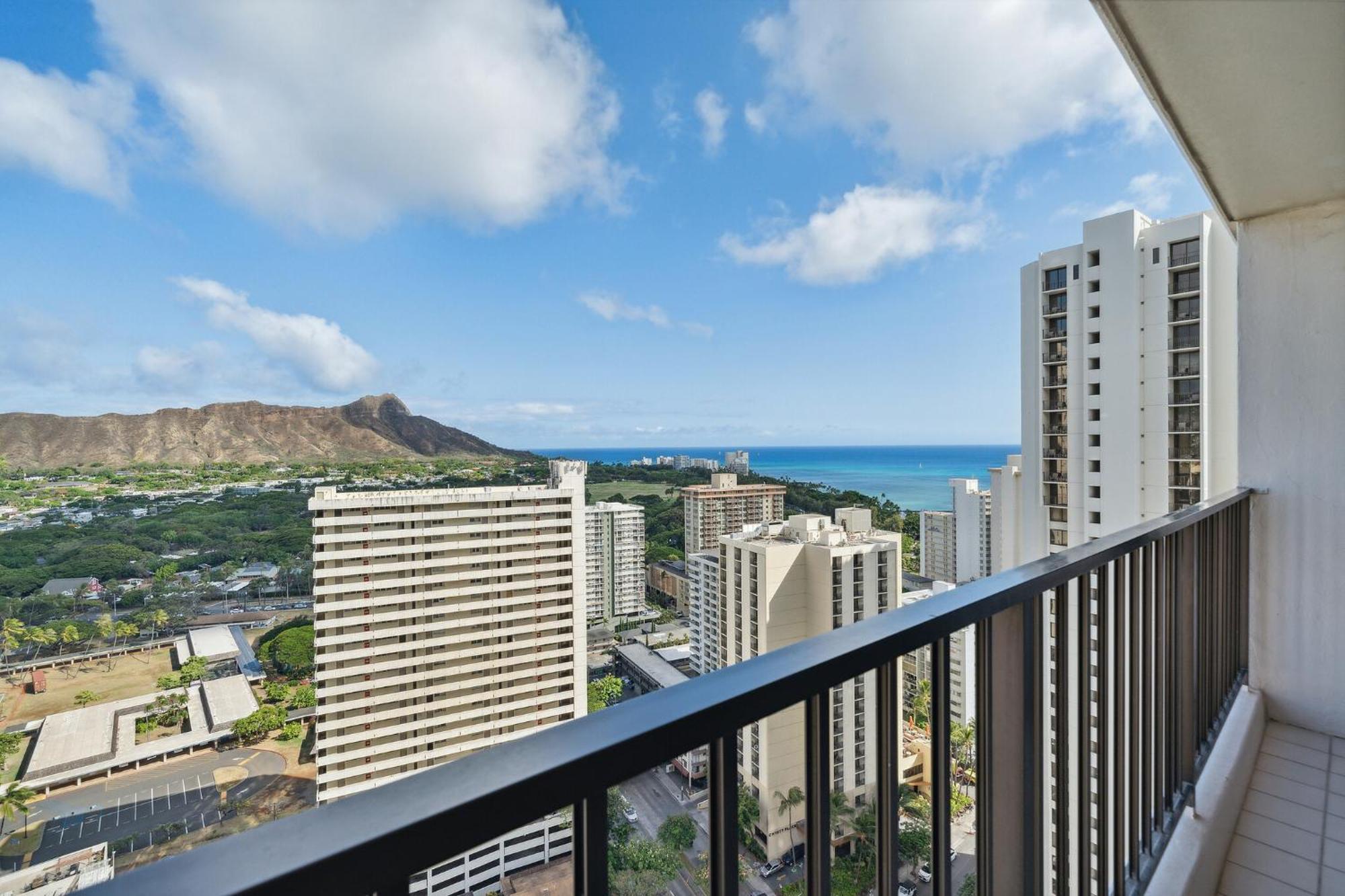 Oceanview 30th Floor Just Steps From Waikiki Beach, Full Kitchen, Free Parking Apartment