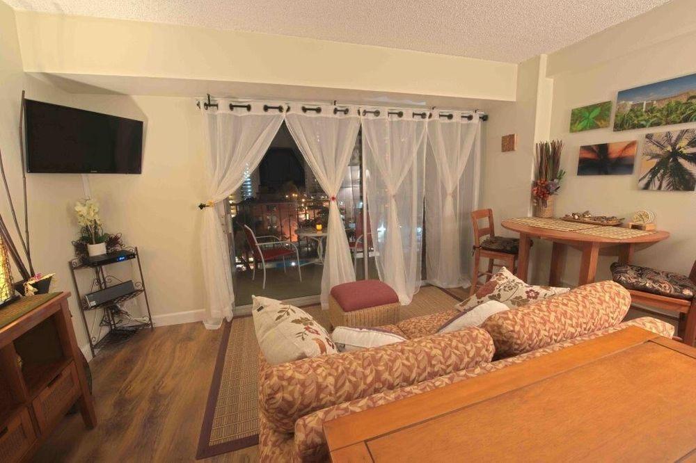 Jenny's Waikiki Apartment *