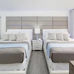 Waikiki Banyan Modern One Bedroom Free Parking