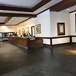 Waikiki Banyan