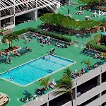 A Block Away To Waikiki Beach/Pool/Free Parking