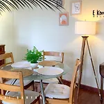 A Block Away To Waikiki Beach/Pool/Free Parking