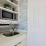Waikiki Beach Modern Studio No Resort Fee Best Location