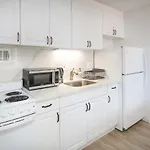 Prime Location - Waikiki Full Kitchen& Laundry