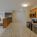 Deluxe Studio Condos Near Waikiki Beach - Free Parking & Outdoor Pool