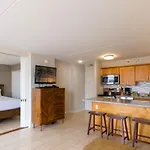 Deluxe Studio Condos Near Waikiki Beach - Free Parking & Outdoor Pool