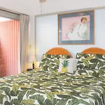 Retro Oasis Hawaiian King Apartment Condo