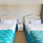 Sleek & Modern 32Nd Floor Condo At The Waikiki Banyan - Free Parking! Condo