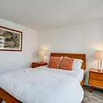 Honolulu Condo With Balcony Walk To Waikiki Beach!
