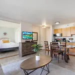 Light & Airy 8Th Floor Ocean View Condo With Lanai Condo