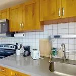 Waikiki Banyan 913