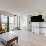 Waikiki Banyan 913