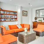 Honolulu Condo With Private Lanai Walk To The Beach