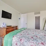 Honolulu Condo With Private Lanai Walk To The Beach