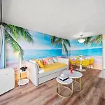 Waikiki Ocean Fantasy, Free Parking, Beach Supplies