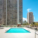 Warm Aloha Vibes, Mountain Views, Short Walk To Beach, And Free Parking