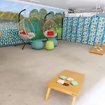 Waikiki Beachside Hostel