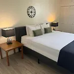1505- Heart Of Waikiki With Kitchen - Free Parking - King Bed - Corner Unit - Mountain View Unit