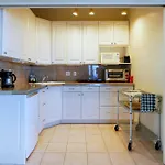 Honolulu Hideaway With Balcony City And Ocean View!